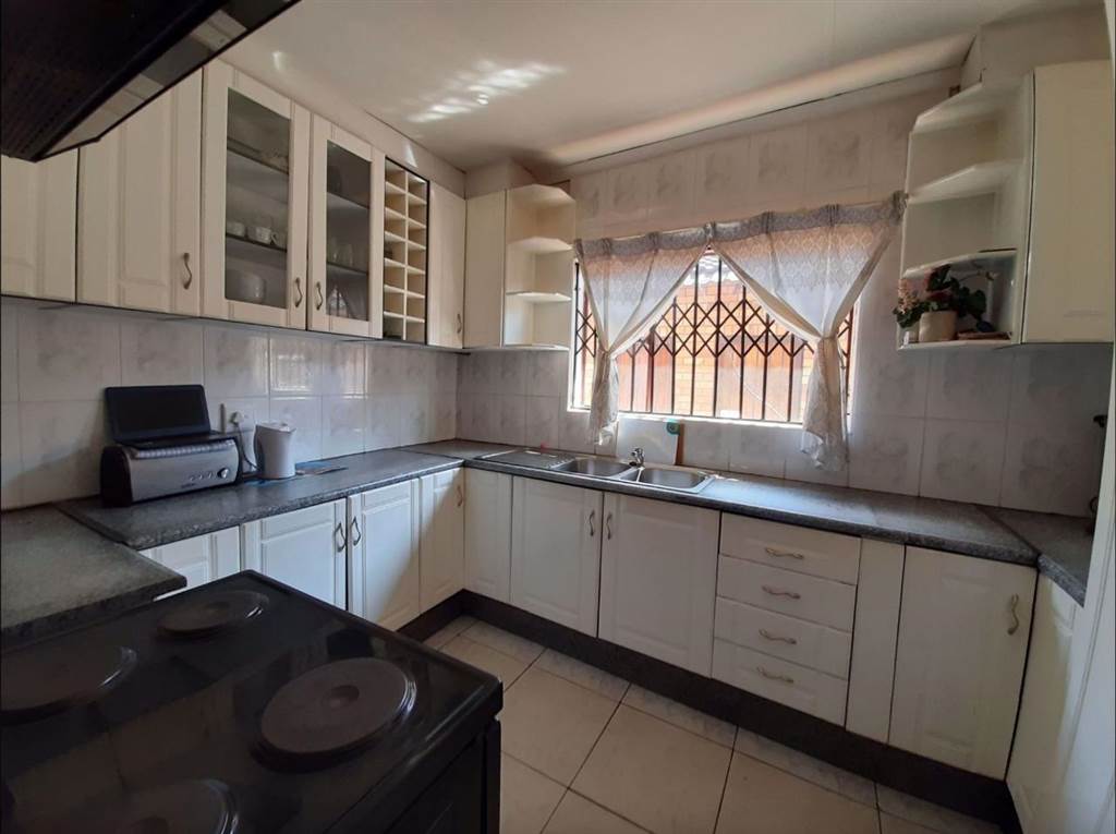 3 Bed House in Soweto Central photo number 5