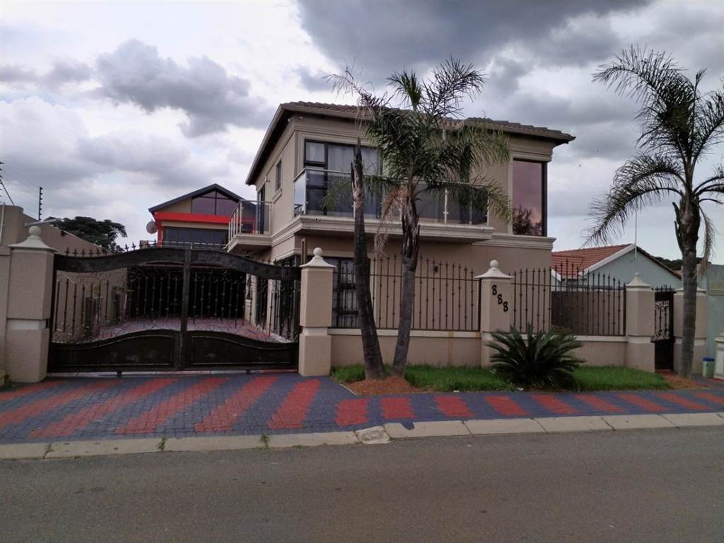 5 Bed House in Alveda photo number 1