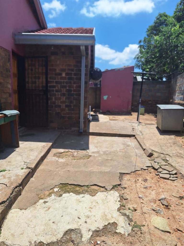 4 Bed House in Tembisa photo number 3