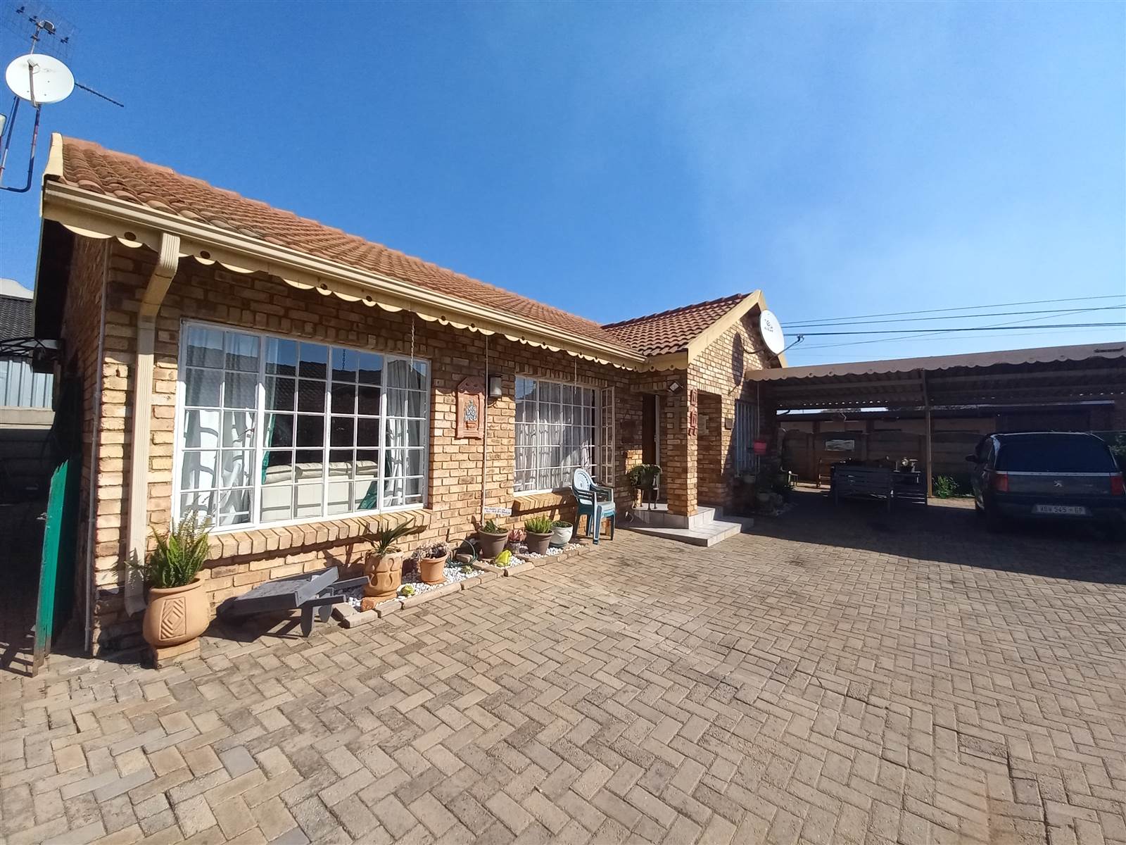 3 Bed Townhouse in Rensburg photo number 3