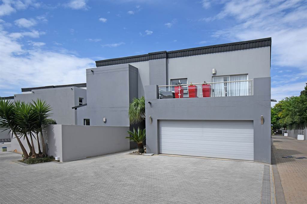 4 Bed Townhouse in Bedfordview photo number 1