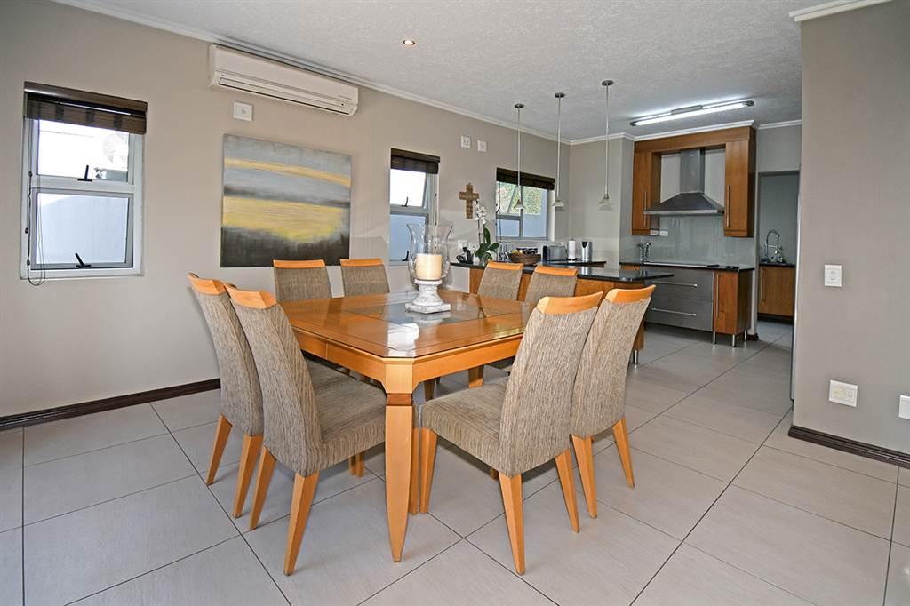 4 Bed Townhouse in Bedfordview photo number 5