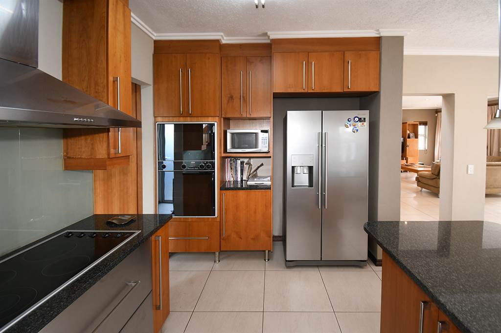 4 Bed Townhouse in Bedfordview photo number 12