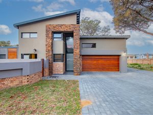 3 Bed Townhouse in Kameeldrift East