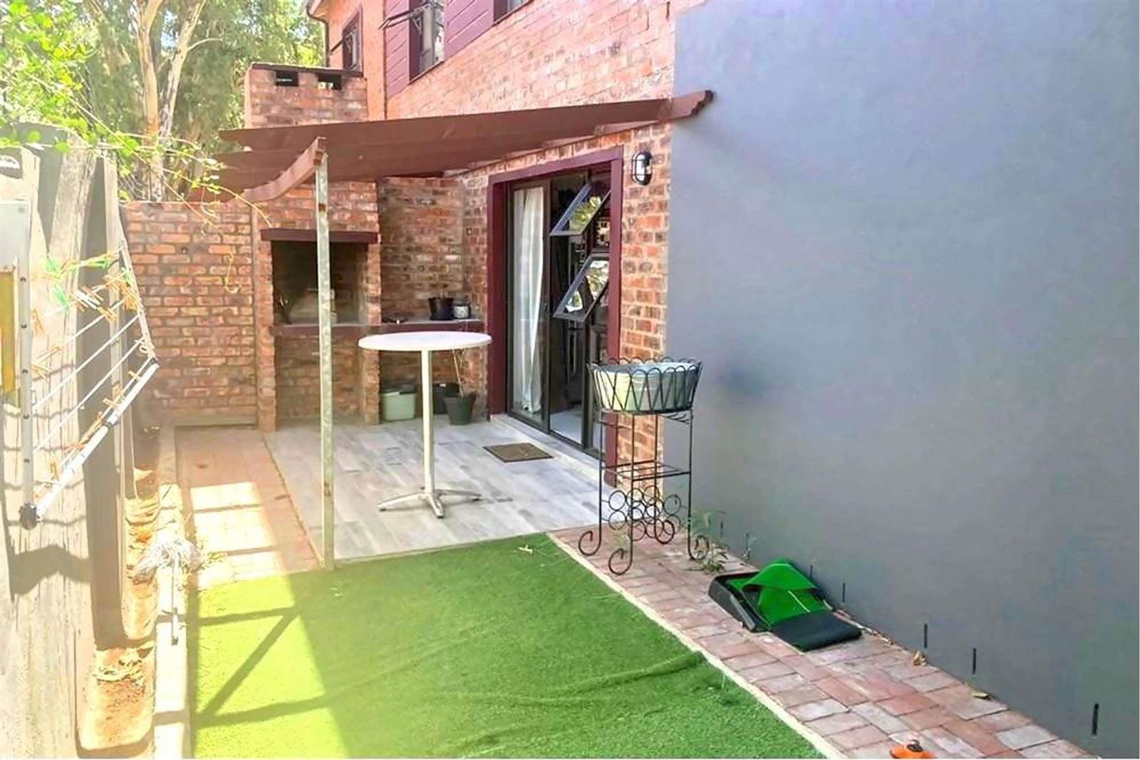 3 Bed Townhouse in Paarl Central East photo number 2