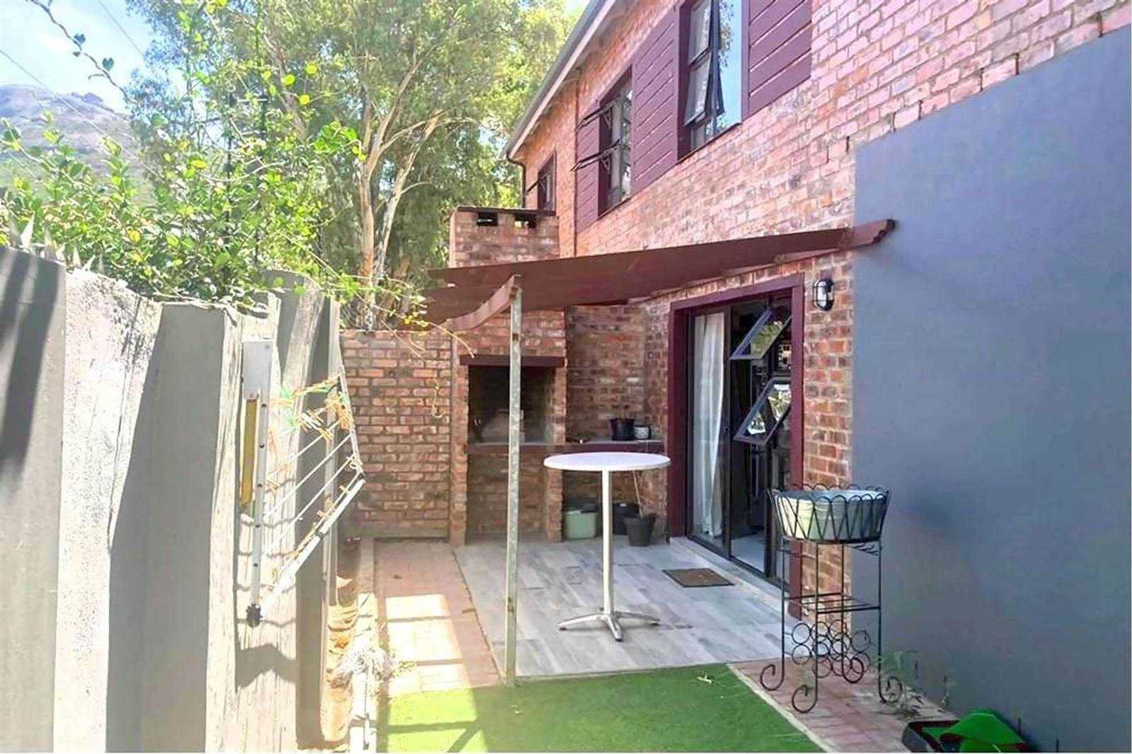 3 Bed Townhouse in Paarl Central East photo number 1