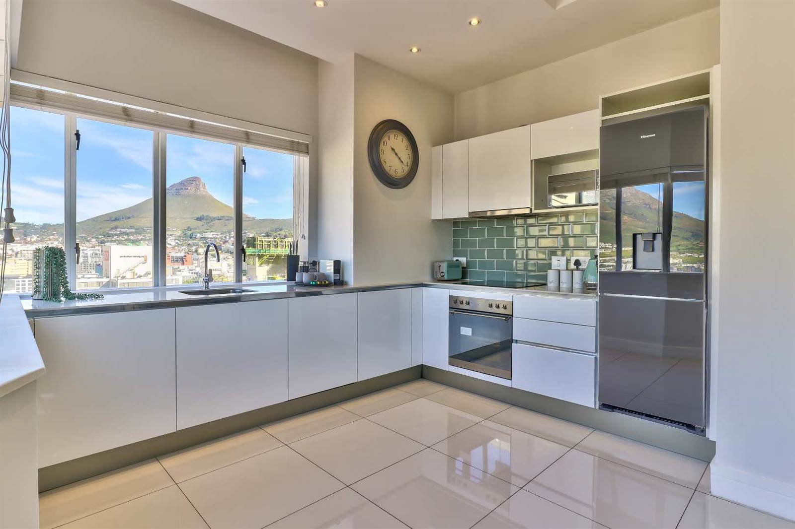 2 Bed Apartment in Cape Town City Centre photo number 6