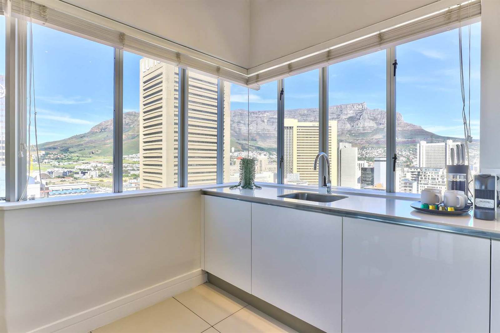 2 Bed Apartment in Cape Town City Centre photo number 3