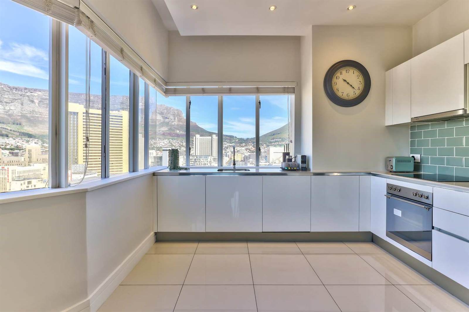 2 Bed Apartment in Cape Town City Centre photo number 5
