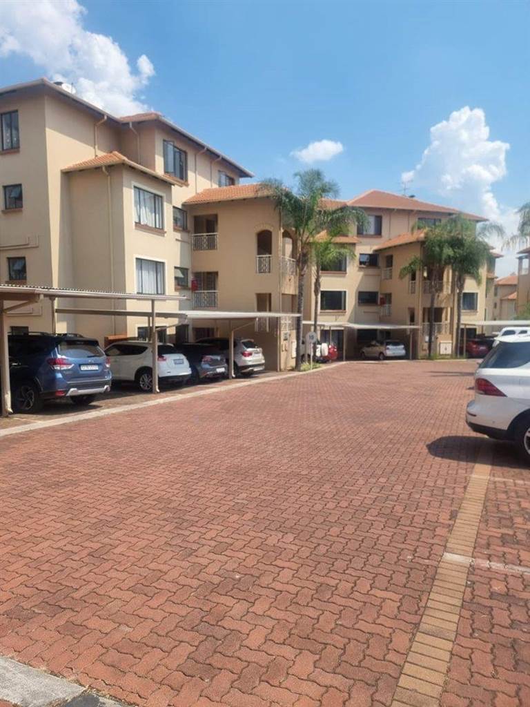 2 Bed Townhouse in Sunninghill photo number 11