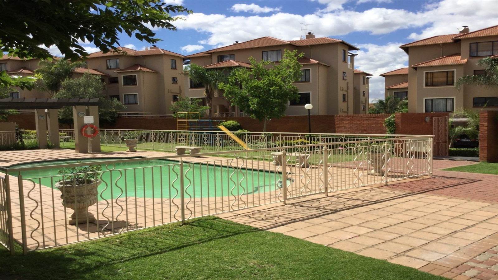 2 Bed Townhouse in Sunninghill photo number 1