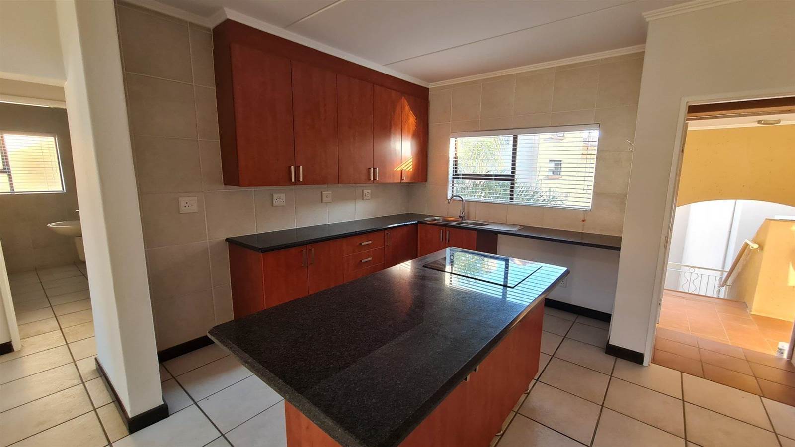 2 Bed Townhouse in Sunninghill photo number 5