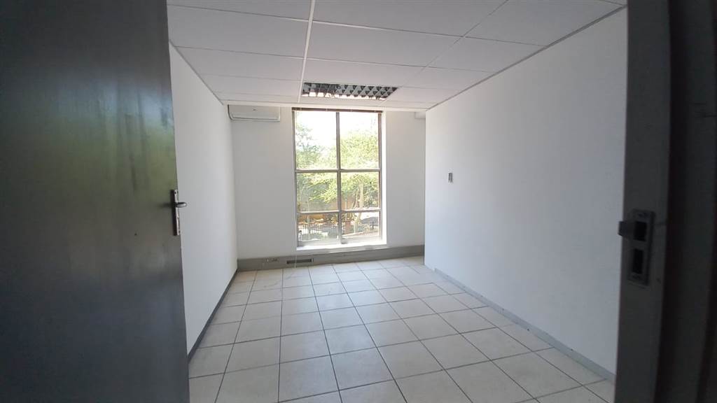 427  m² Commercial space in Faerie Glen photo number 8