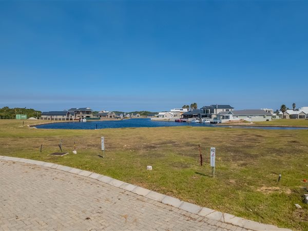 555 m² Land