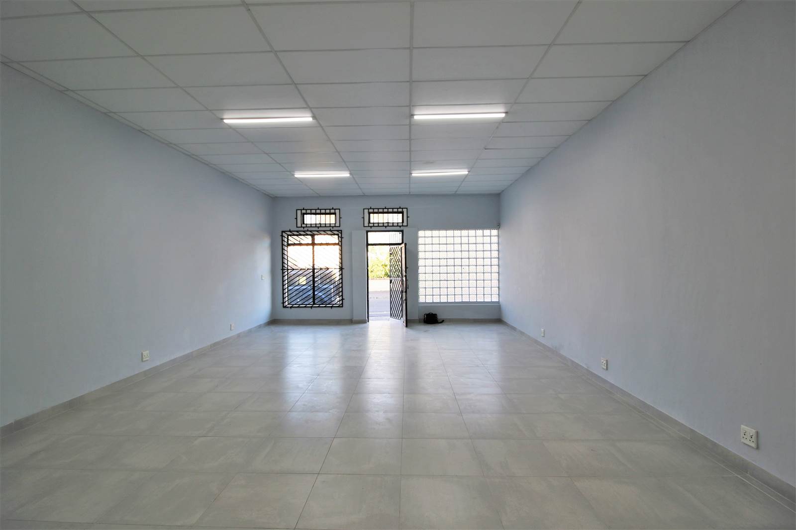 100  m² Commercial space in Parow photo number 7