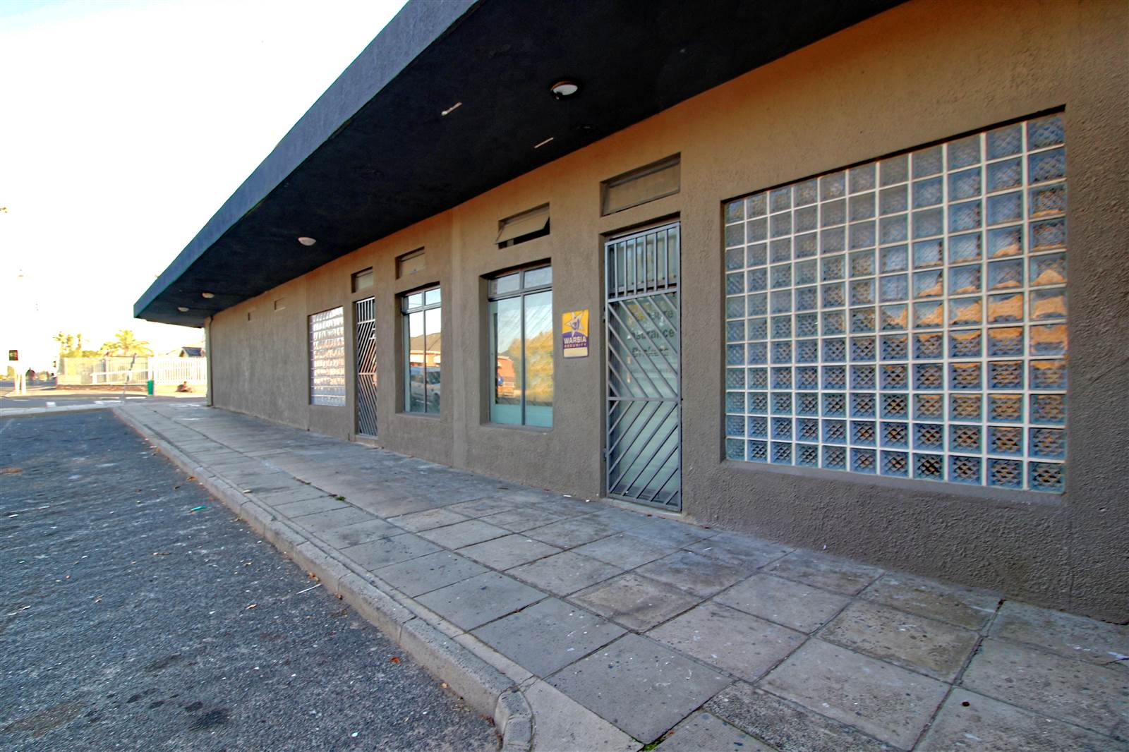 100  m² Commercial space in Parow photo number 1