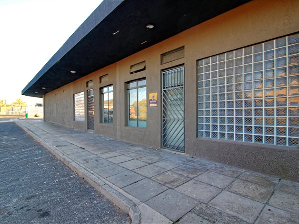 100  m² Commercial space in Parow