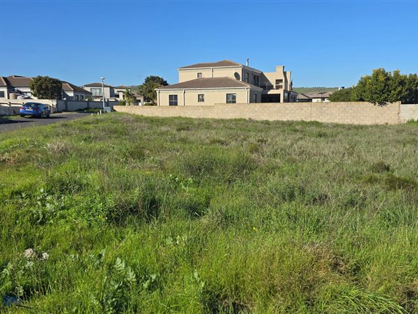 1 023 m² Land