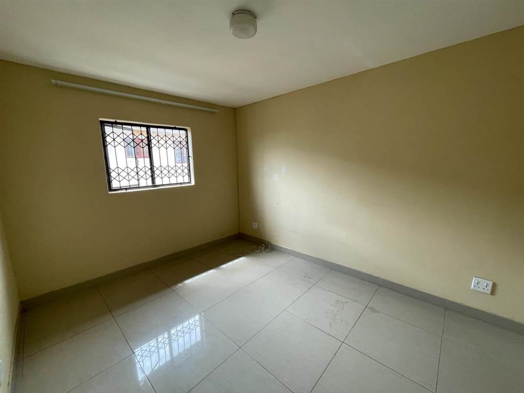 2 Bed Apartment in Vanrova Gardens photo number 4