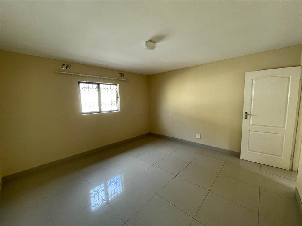 2 Bed Apartment in Vanrova Gardens photo number 6