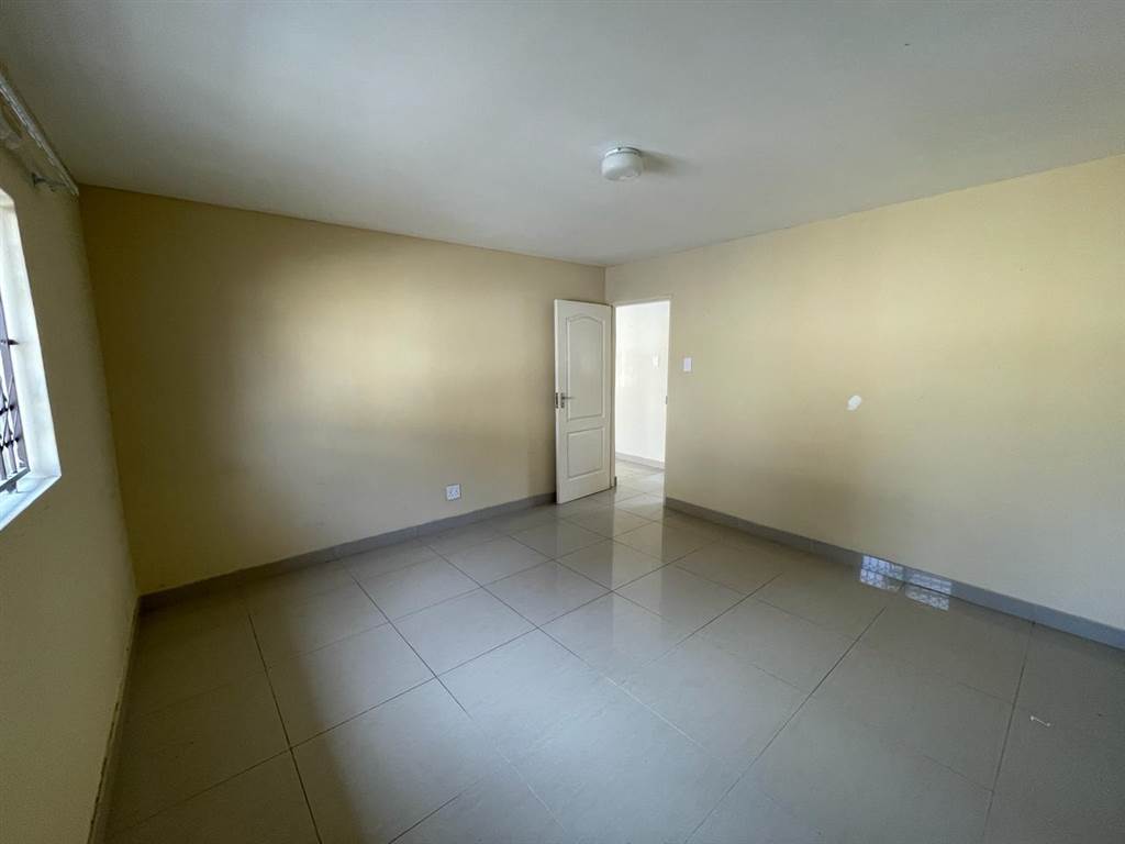 2 Bed Apartment in Vanrova Gardens photo number 7