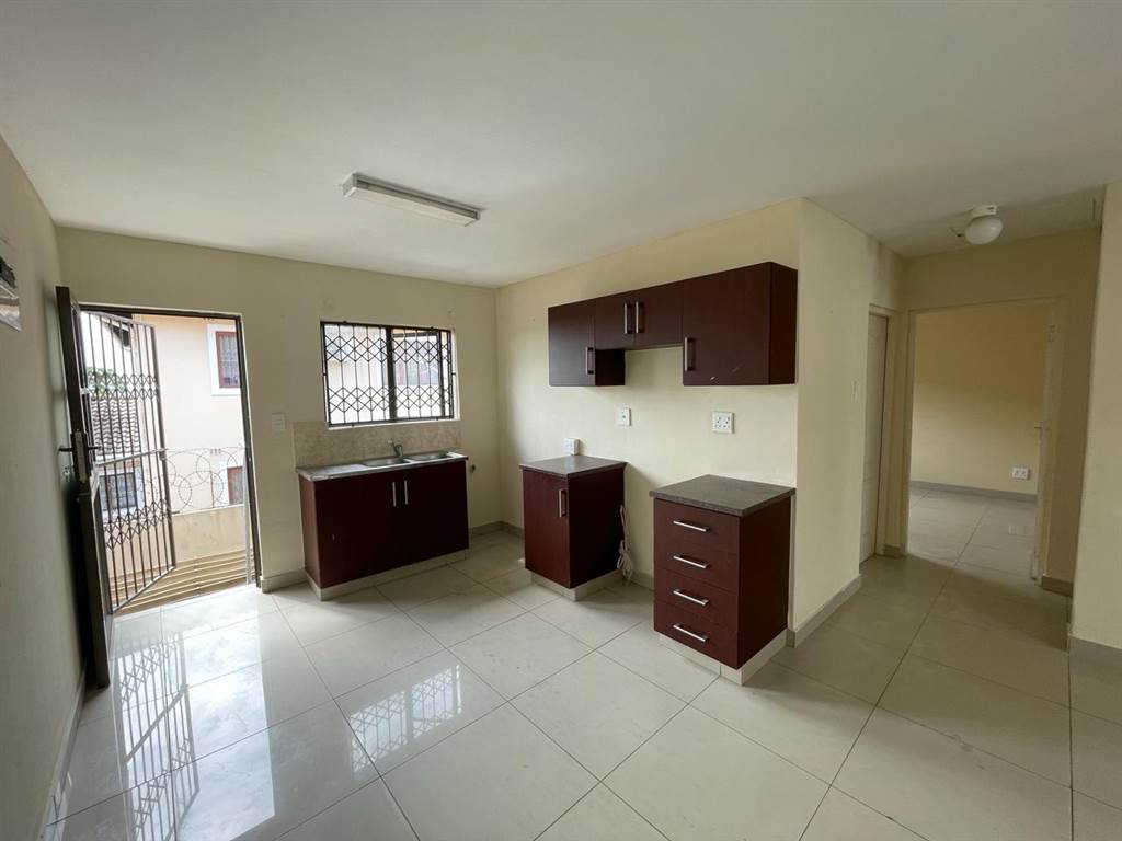 2 Bed Apartment in Vanrova Gardens photo number 2