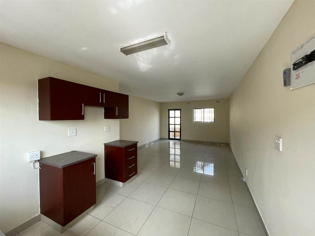 2 Bed Apartment in Vanrova Gardens photo number 3