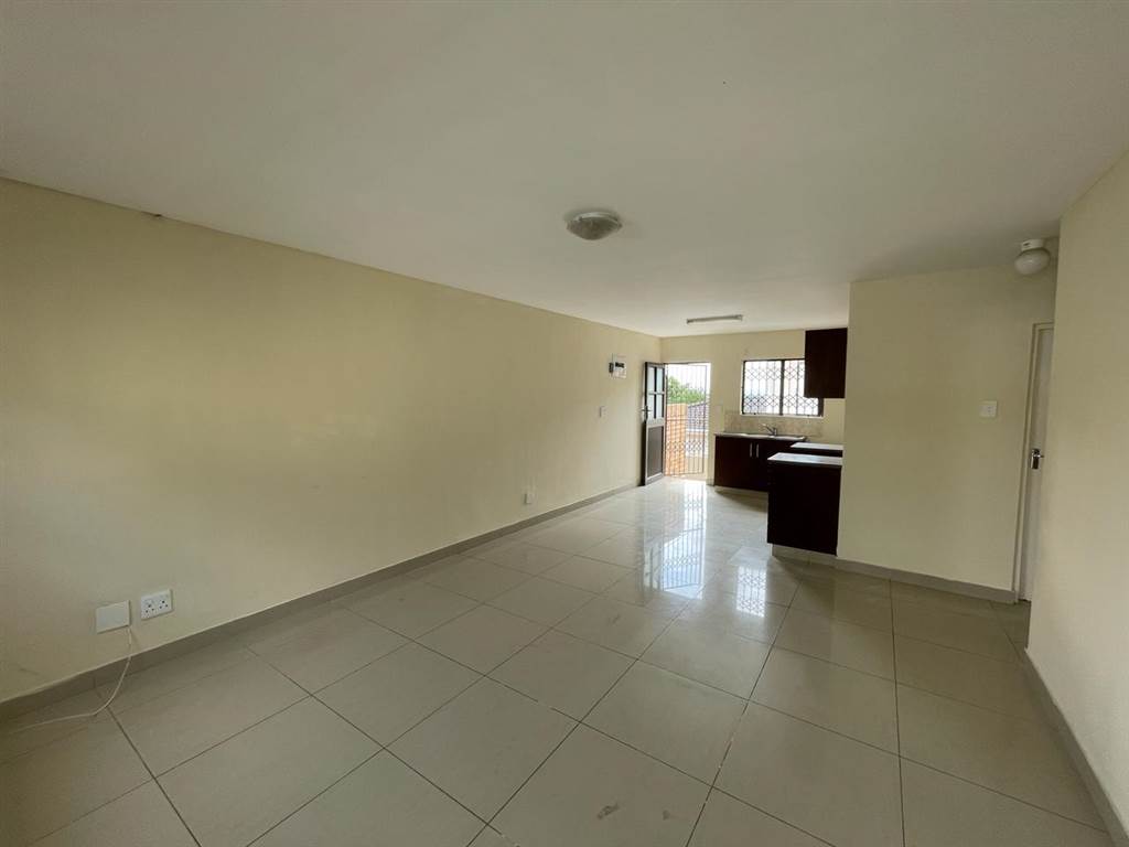 2 Bed Apartment in Vanrova Gardens photo number 5