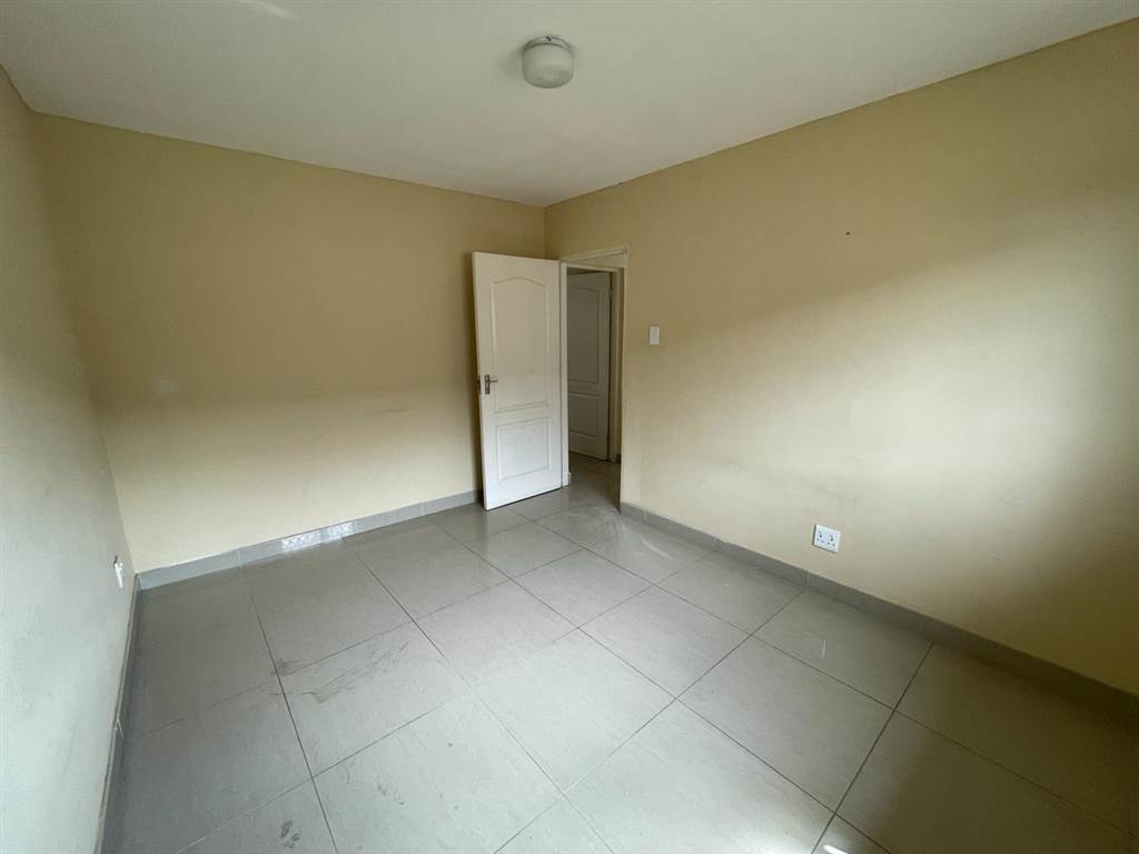 2 Bed Apartment in Vanrova Gardens photo number 10
