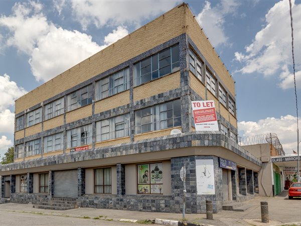 1 100  m² Commercial space