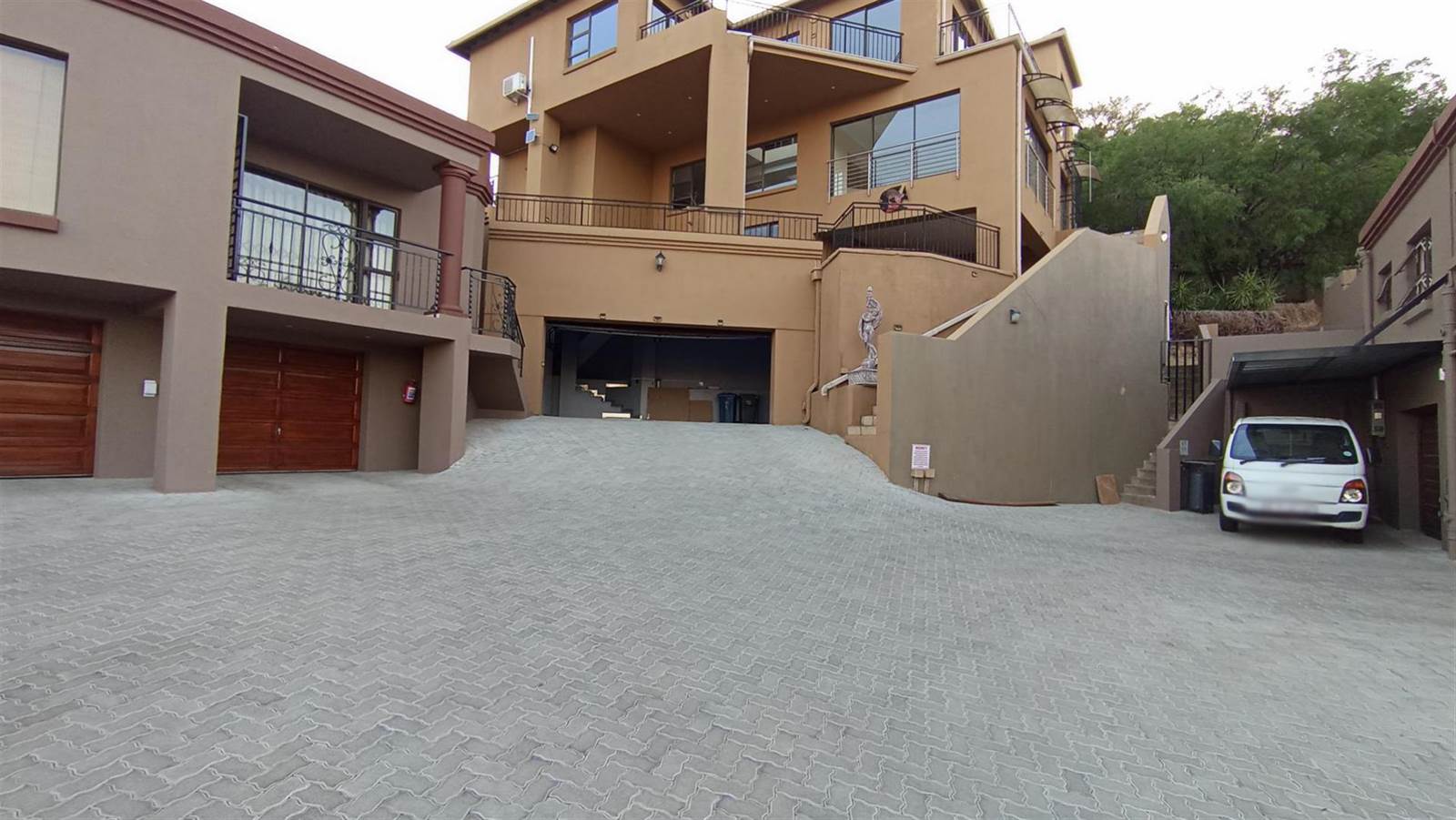 4 Bed Townhouse in Glenvista photo number 1