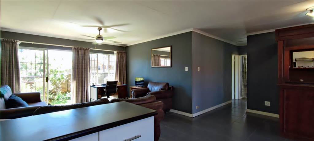 2 Bed Townhouse in Rooihuiskraal North photo number 2