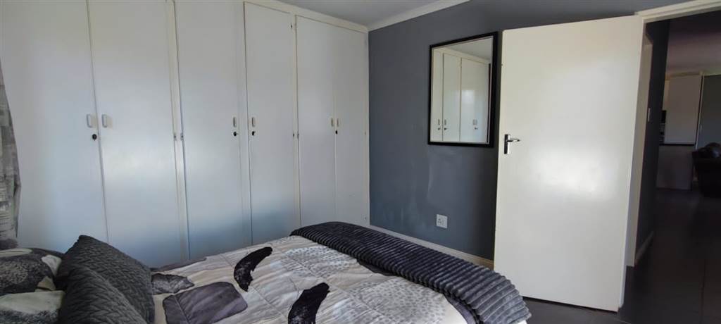 2 Bed Townhouse in Rooihuiskraal North photo number 10