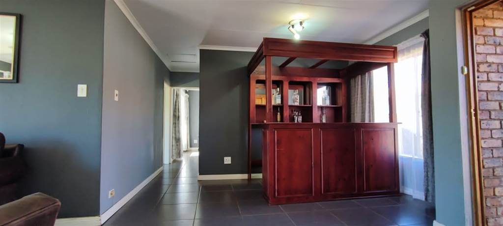 2 Bed Townhouse in Rooihuiskraal North photo number 7