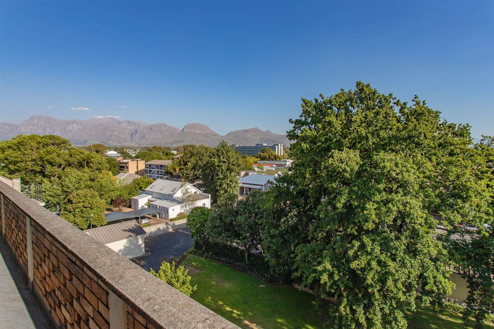 2 Bed Apartment in Paarl Central East photo number 2