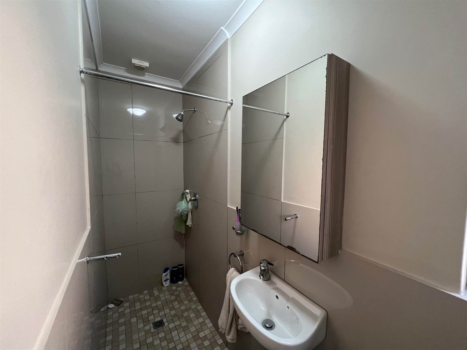 1 Bed Apartment in Grahamstown Central photo number 11