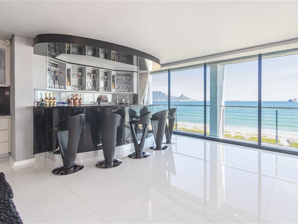 4 Bed Apartment in Bloubergstrand