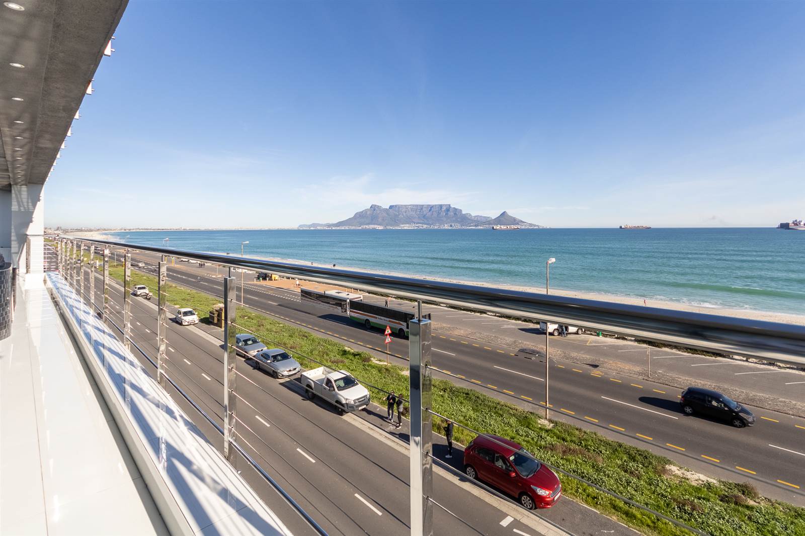4 Bed Apartment in Bloubergstrand photo number 10
