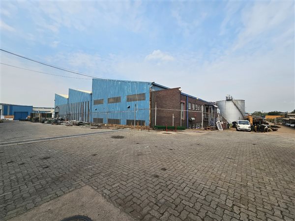 3 800  m² Industrial space