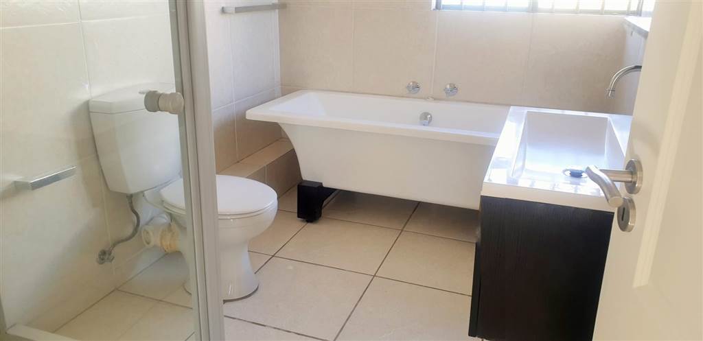 2 Bed Apartment in Jukskei Park photo number 10