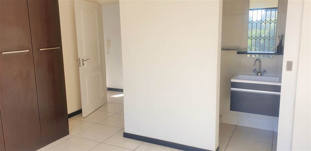2 Bed Apartment in Jukskei Park photo number 12