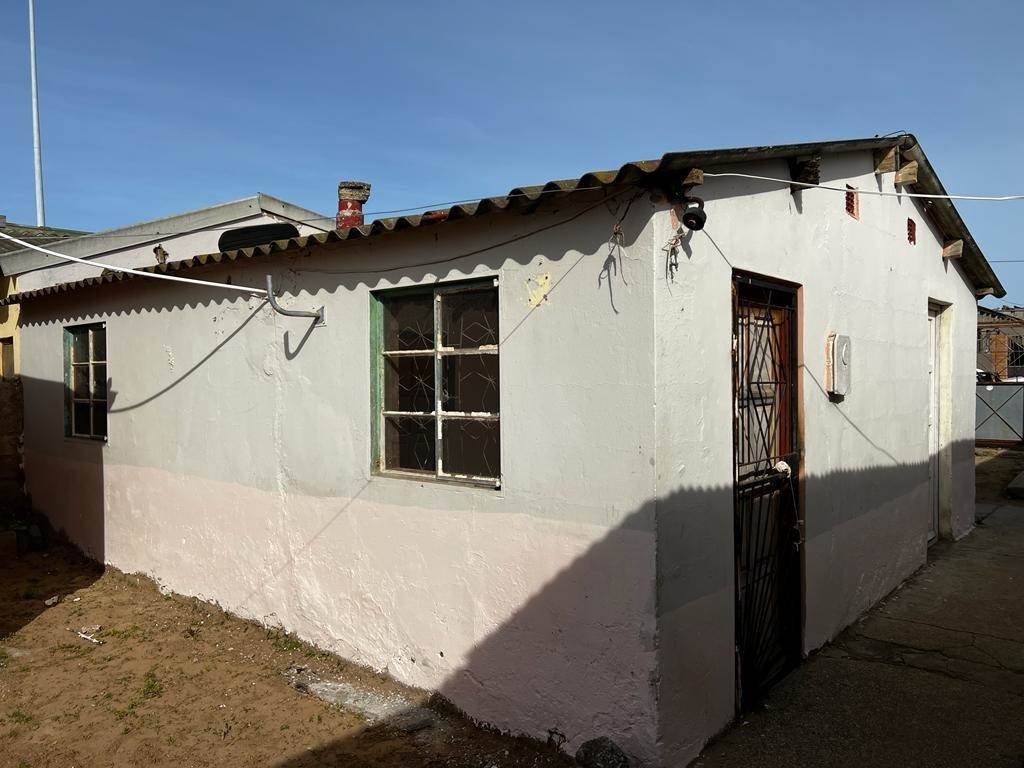 12 Bed House in Zwide photo number 6