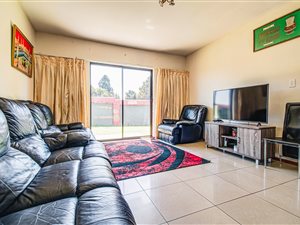 3 Bed Apartment in Mackenzie Park