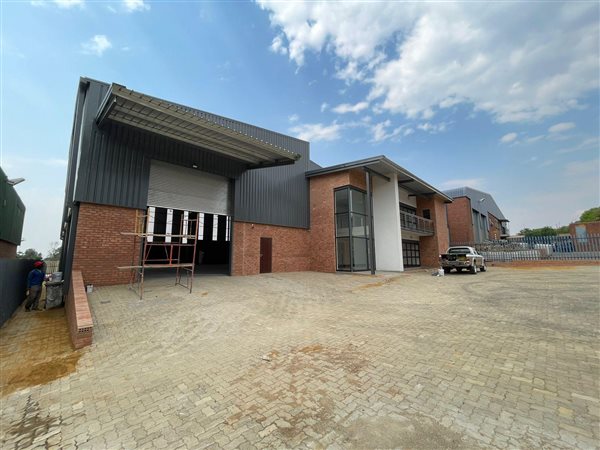 830  m² Industrial space in North Riding