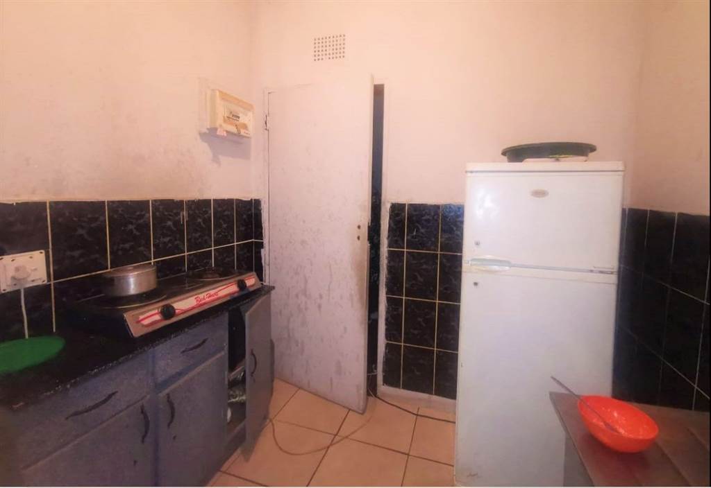 1 Bed Apartment in Yeoville photo number 4