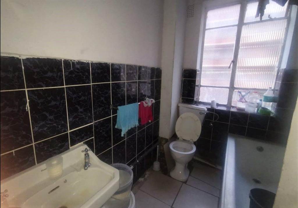 1 Bed Apartment in Yeoville photo number 8