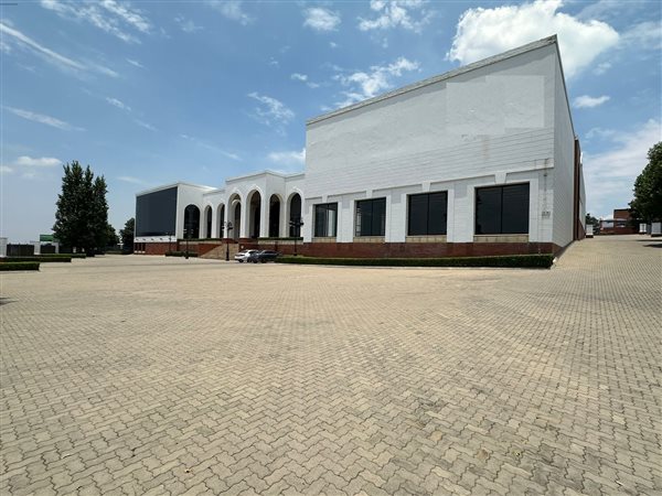 7 800  m² Industrial space