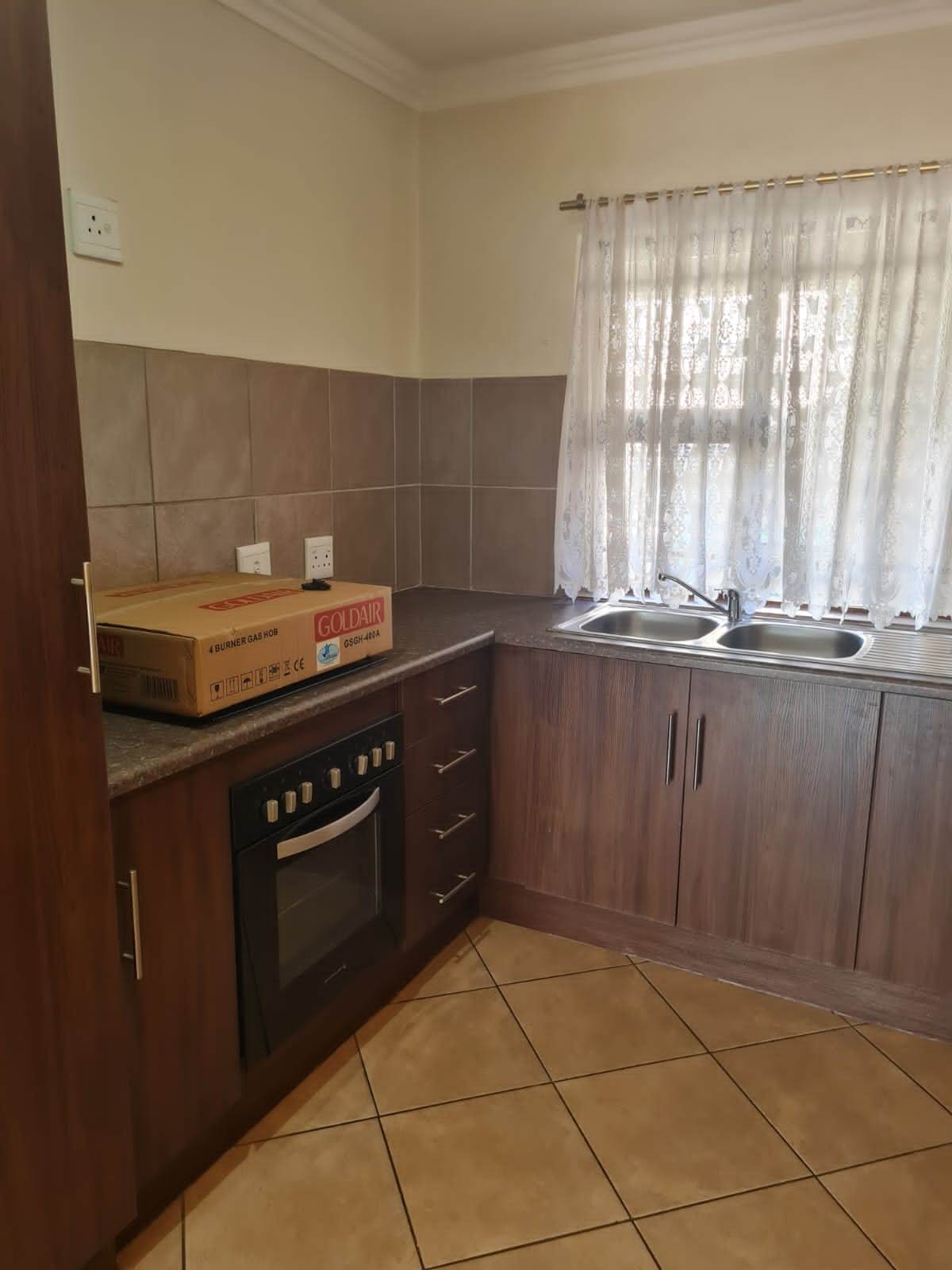 2 Bed Apartment in Hartbeespoort Dam photo number 4