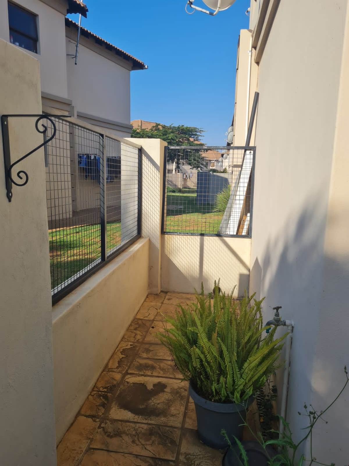 2 Bed Apartment in Hartbeespoort Dam photo number 3