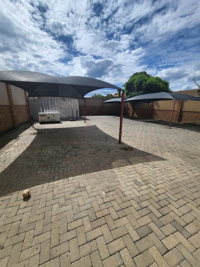 522  m² Commercial space in Rustenburg Central photo number 17